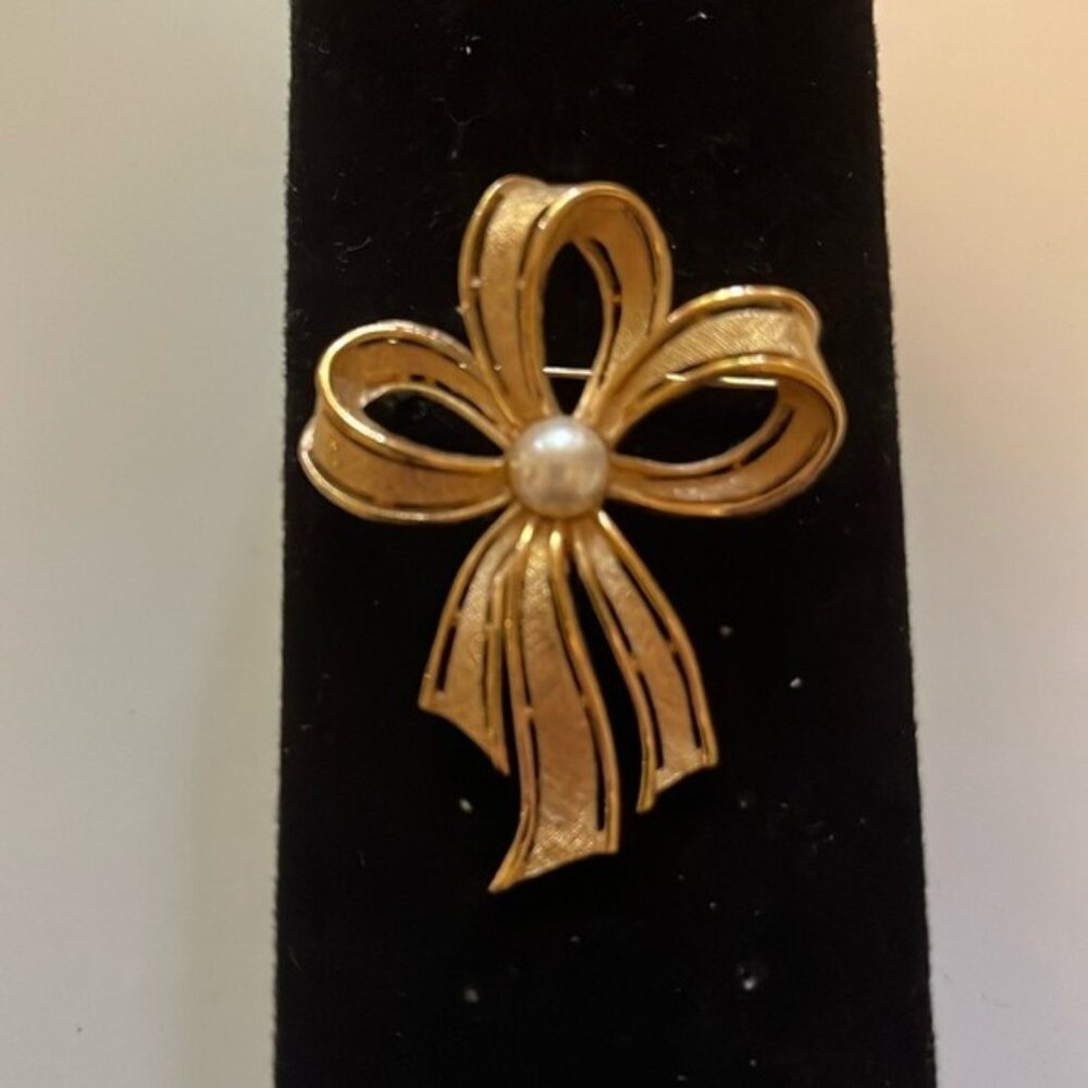 🎀✨ Vintage Gold-Tone Bow Brooch with Faux Pearl Center